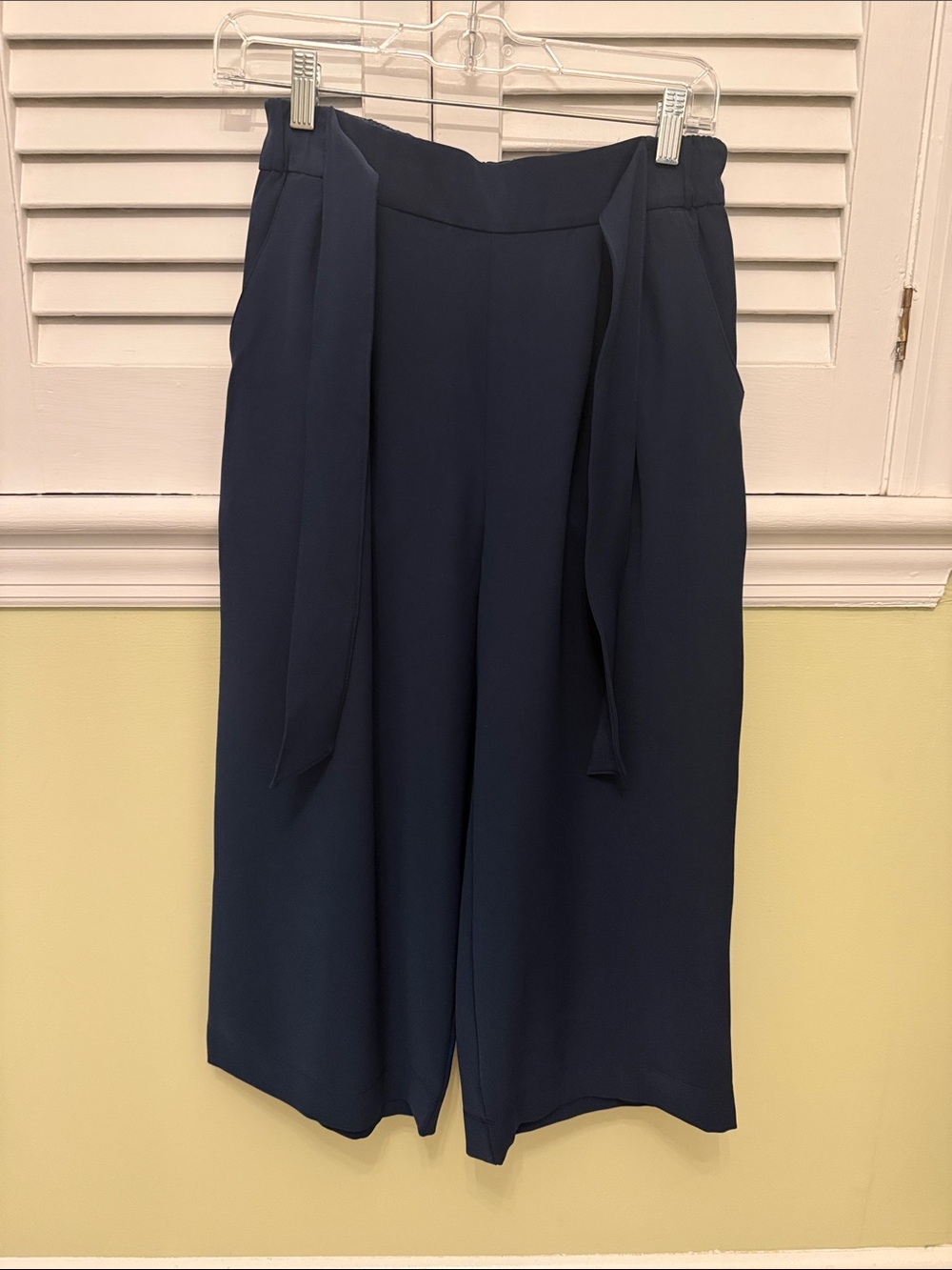 Lululemon athletica Noir Crop - size 6